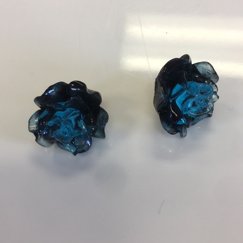 FLORAL STUD EARRINGS